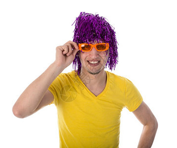 戴橙色眼镜和紫假发的男子图片
