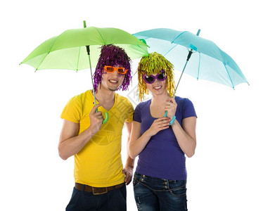 带假发墨镜和雨伞的有趣情侣图片