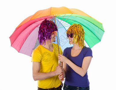 定制雨伞带假发墨镜和多彩伞的有趣情侣背景