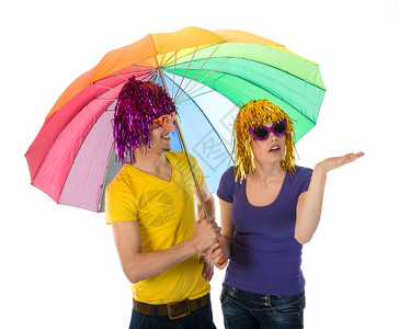 穿着雨伞的有趣情侣正在寻找雨图片
