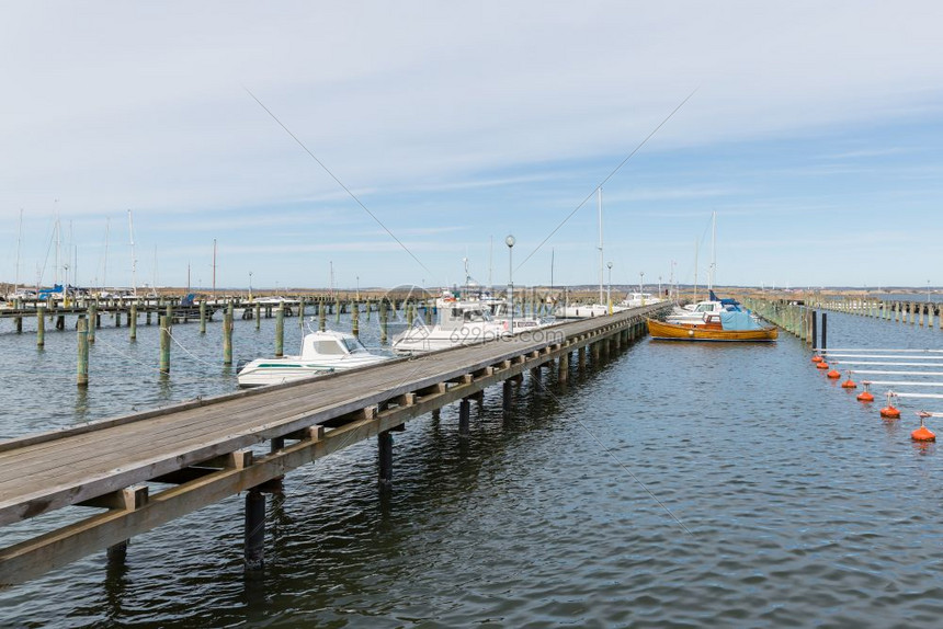 瑞典哥德堡附近有木制码头的Marina港图片