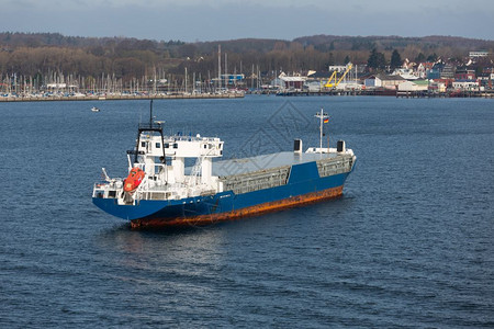 中共一大的船德国基尔港的货船航空视图背景