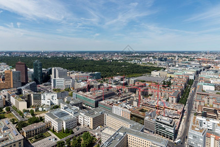 与波茨达梅尔普拉兹和公园蒂尔加滕一起对柏林进行空中观察图片