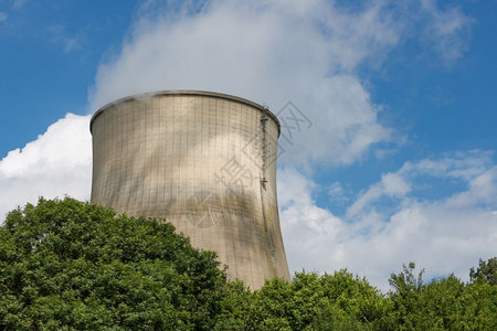 发电厂的大型冷却塔图片