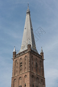 面对蓝天的荷兰教堂塔图片