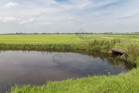 具有水道和混凝土涵洞的荷兰乡村图片