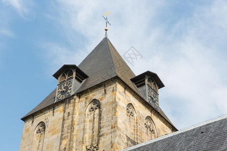 荷兰小村庄Delden的古老教堂塔图片