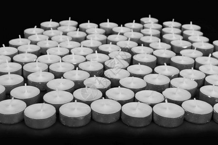 黑色背景的白蜡烛组图片