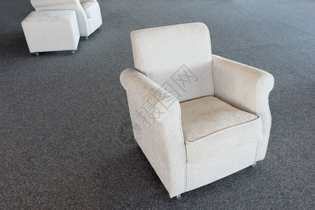 家具仓库中的白色二手椅子图片