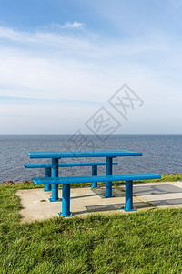 荷兰海岸的钢铁野餐桌有复制空间图片