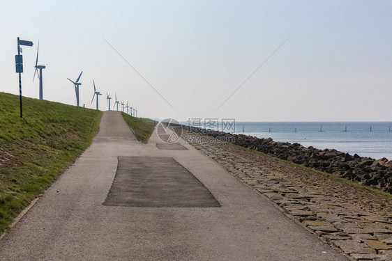 荷兰沿海堤和风力涡轮机图片