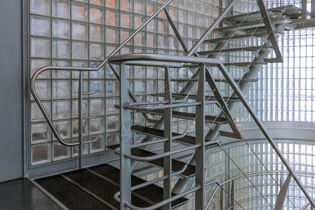 现代办公大楼的钢铁楼梯图片