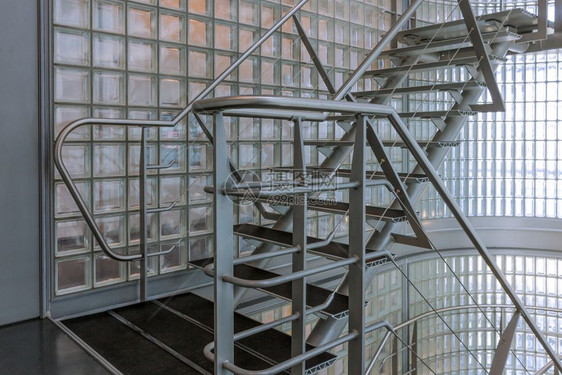 现代办公大楼的钢铁楼梯图片