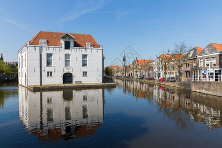 荷兰Delft市风景拥有历史房屋和陆军博物馆图片