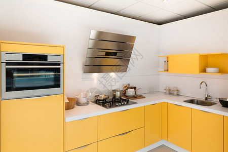 现代黄色厨房配有钢炉和引擎盖图片