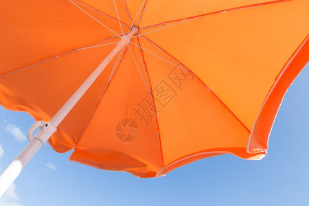橙色阳伞与蓝天的颜色多彩底部视图图片