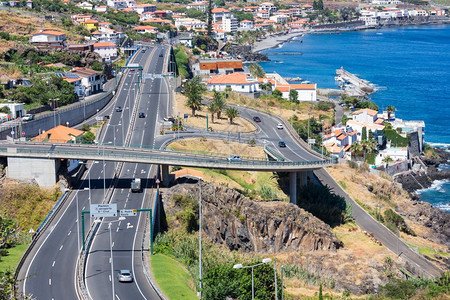 在马德拉海岸沿葡萄牙圣克鲁斯与高速公路的空中观察图片