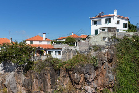在葡萄牙马德拉岛Funchal的悬崖上建房图片