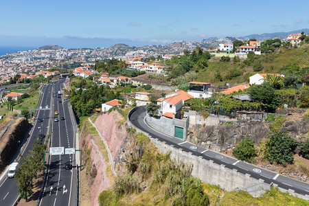 在葡萄牙马德拉岛山上建起的富查尔和高速公路空中视线图片