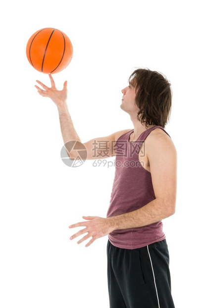 年轻男子在白边上与的靠打篮球旋转图片