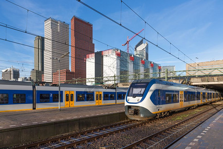 离开荷兰海牙中心站的火车图片