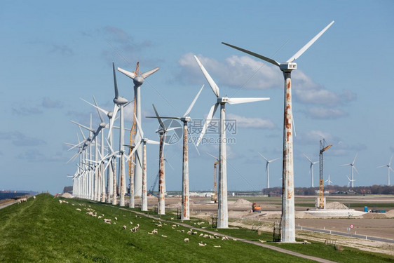 在荷兰沿海建造新的风力农场旧小型风涡轮机仍在生产中图片