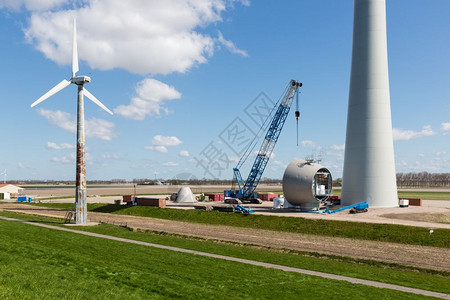 荷兰农田通过巨型新风力涡轮机取代旧风管图片