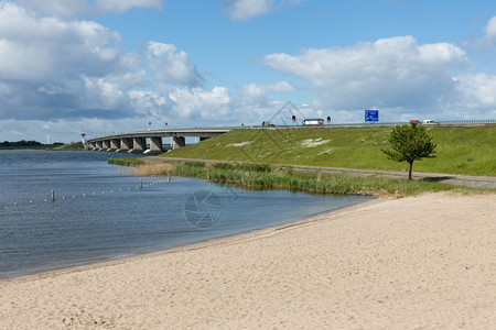 荷兰海滩和高速公路Emmeloord和Lelystad之间有混凝土桥梁图片