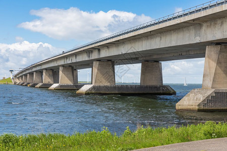 Lelystad附近荷兰湖上的大型混凝土桥图片