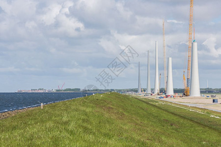 在乌尔克附近建造新风力涡轮机的荷兰建筑工地图片