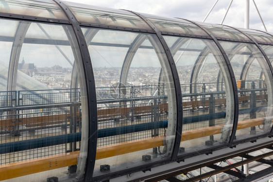 蓬皮杜中心玻璃管走廊巴黎市空中查看图片