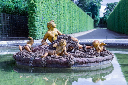 法国巴黎附近的凡尔赛园配有法国巴黎附近凡尔赛宫的装饰池塘图片
