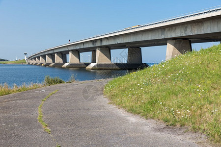 荷兰大混凝土桥和蓝天图片