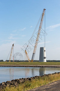 大起重机忙着在荷兰建造一个新的风涡轮机图片