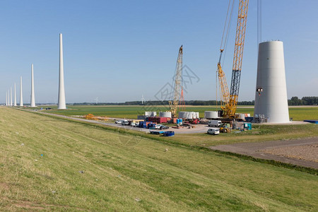 荷兰农田有巨大的新风力涡轮机建筑工地图片