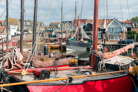 荷兰旧渔村乌尔克港历史悠久的木船图片