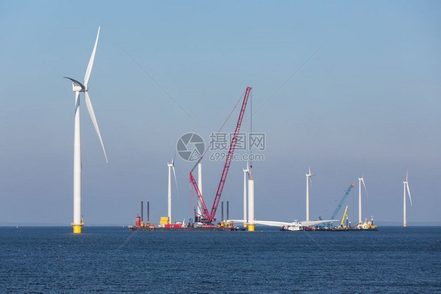 在荷兰海岸附近建造新的离岸风力农场图片