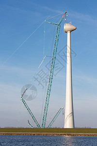 荷兰海岸有建筑工地的新风力涡轮机转子房位于涡轮机顶部图片