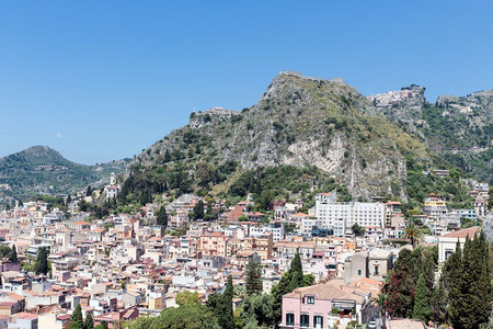意大利西里海岸具有历史意义的城市陶尔米纳空中景象岩石顶端是卡塞尔莫拉图片