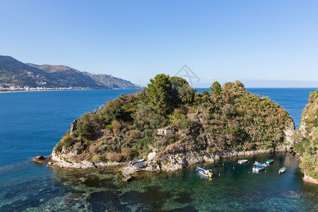 意大利西里海岸Taormina附近有小船的岛图片