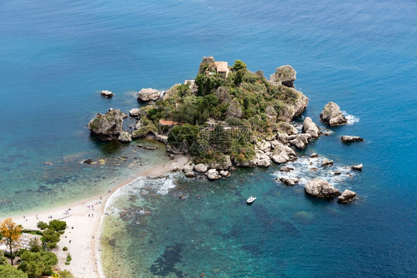 意大利西里Taormina地中海岛和伊索拉贝海滩的空中视图图片