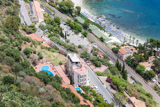 以旅馆和海滩的形式在陶尔米纳的西里海岸和托尔米纳岛的西里海岸和托尔米纳岛的西里海岸及旅馆和滩的空中观察图片