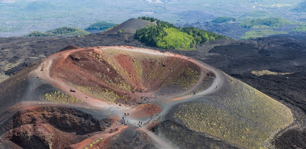 意大利西里岛埃特纳山坡上的西尔维斯特里火山坑空中观察图片