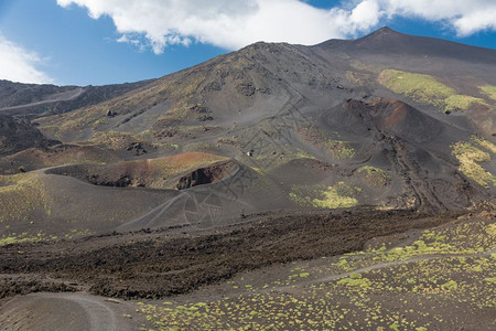 在意大利西里有多个火山坑和凝固熔岩流的埃特纳山图片