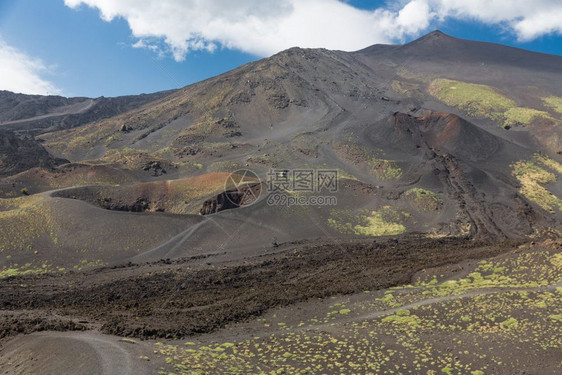 在意大利西里有多个火山坑和凝固熔岩流的埃特纳山图片