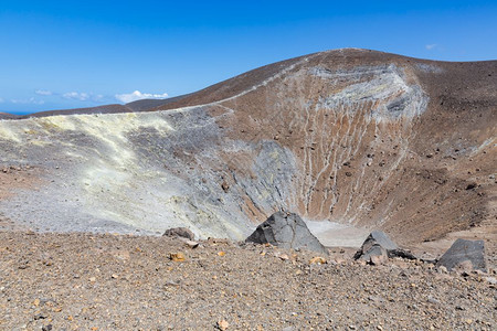 在意大利西里附近的奥利安群岛Vulcano火山和坑上查看图片