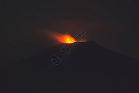西里火山埃特纳夜间喷发在15公里外的陶尔米纳观察到图片