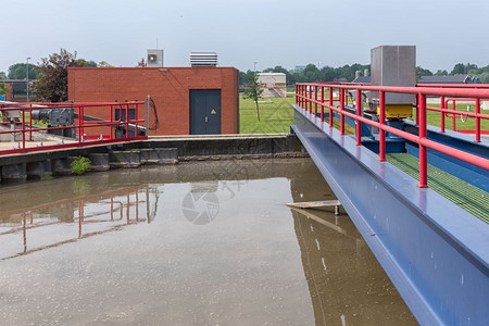 污水处理厂沉积槽中的脏水在第一个沉积槽中废水处理过程的主要澄清是废水处理过程污厂原始沉积槽中的脏水图片