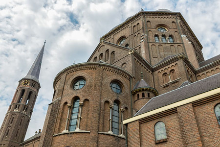 在荷兰奥斯设有窗户和塔楼的正面教堂图片