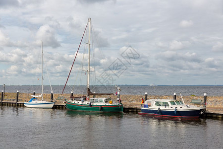 具有历史意义的荷兰乌尔克村港现代游艇停靠在码头图片